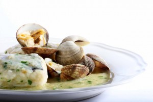 almejas con cebolla y azafrán