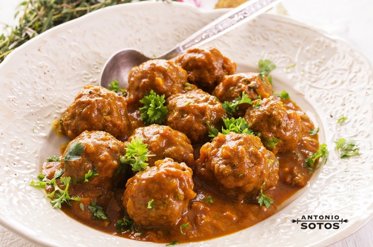 Meatballs with saffron and almond sauce