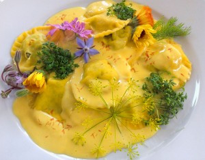 Ravioli con crema de azafrán