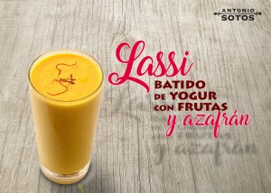 Lassi, batido de yogur con frutas y azafrán