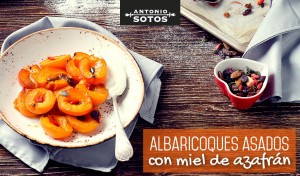 Albaricoques asados con miel de azafrán