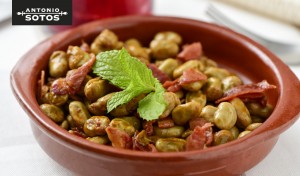 Cazuela de habitas con jamón y azafrán