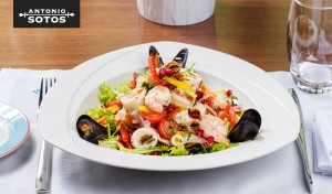 Ensalada de frutos de mar con vinagreta de azafrán