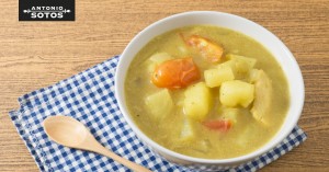 Cazón con azafrán y patatas, un guiso para chuparse los dedos