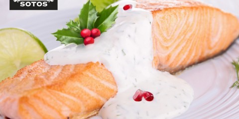 Salmon with saffron and pomegranate sauce, a recipe with Christmas nuances