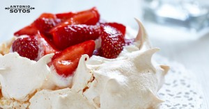 Fresas con merengue de azafrán