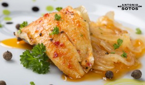 Dorada al azafrán con cebolla y patatas