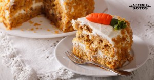 Pastel de zanahoria con crema de queso y azafrán
