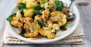 Ensalada de coliflor asada con azafrán, espinacas y pasas