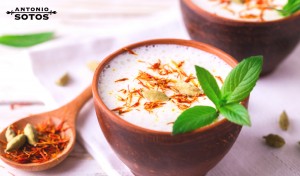 Batido de yogur, azafrán y cardamomo