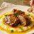 Plato hondo con carrilladas de cerdo guisadas en salsa dorada de vino blanco con hebras de azafrán Antonio Sotos y un toque de perejil fresco.